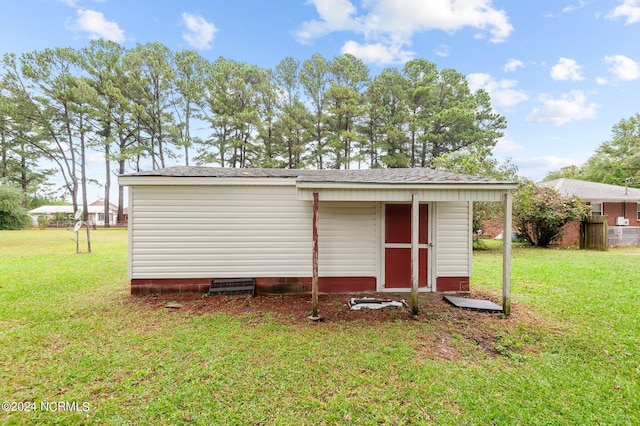 view of outdoor structure with a yard