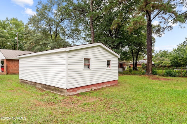 view of outdoor structure with a yard