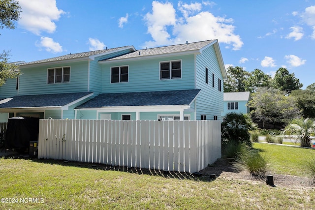 view of front of home featuring a front yard