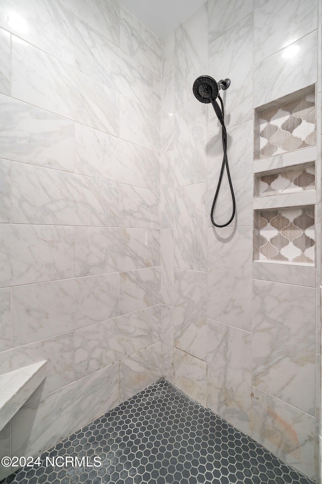 bathroom featuring tiled shower