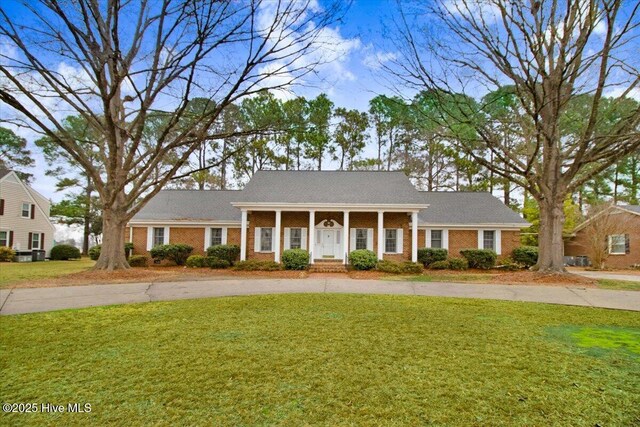 view of front facade featuring a front yard and a porch