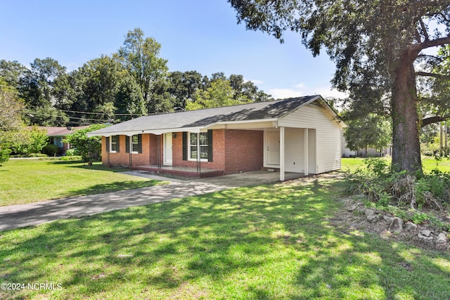 single story home with a front lawn