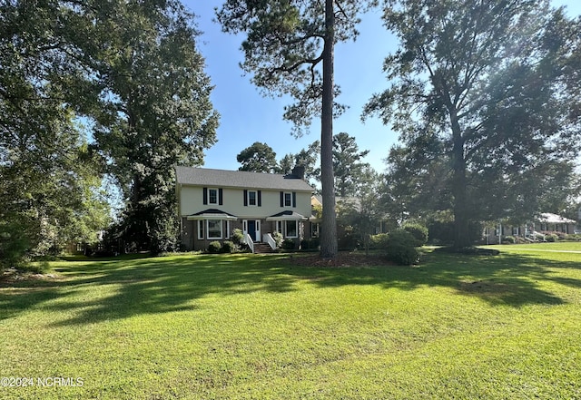 view of front facade featuring a front lawn