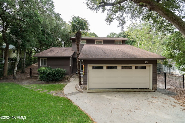 view of front facade featuring a garage and a front yard