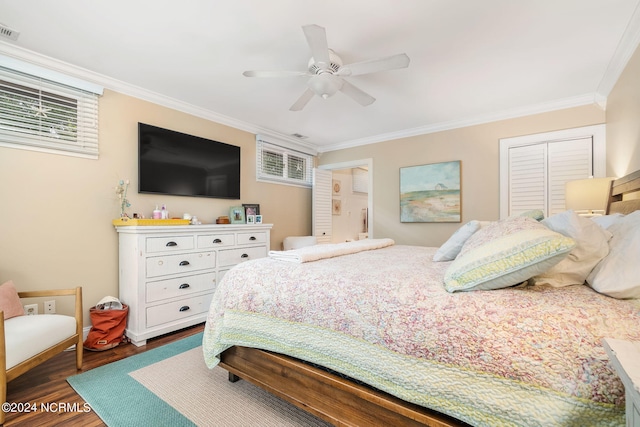 bedroom with crown molding, dark wood-type flooring, ceiling fan, and a closet