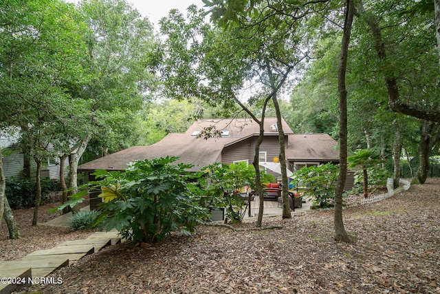 view of yard featuring a patio area