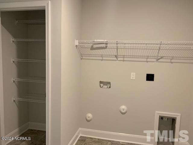 laundry area featuring gas dryer hookup and electric dryer hookup