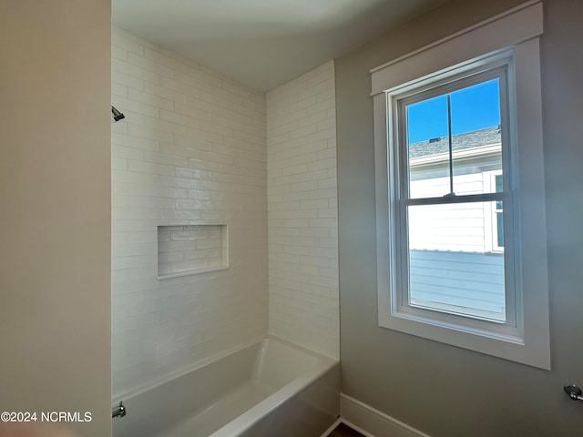 bathroom featuring tiled shower / bath