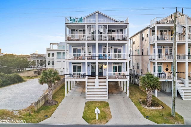 view of front of property featuring a front yard and a balcony