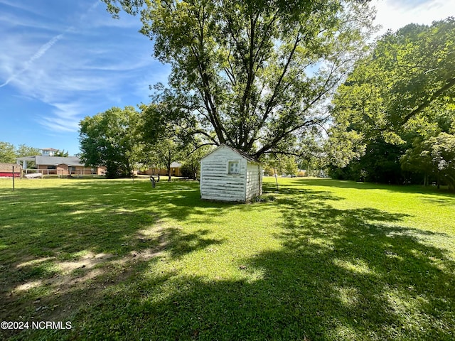 view of yard featuring a shed