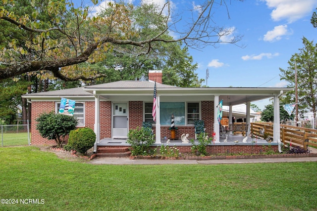 view of front of house featuring covered porch and a front yard