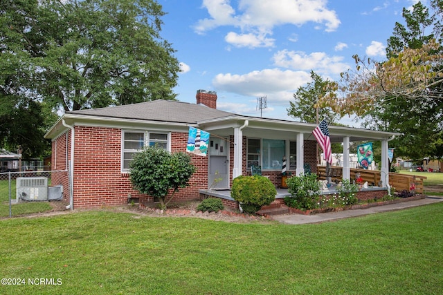 view of front facade featuring a front yard and covered porch