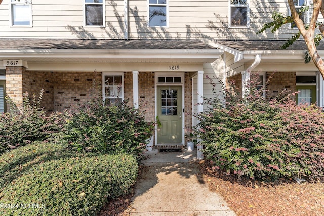 property entrance featuring a porch