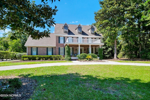 view of front of property featuring a front yard and covered porch