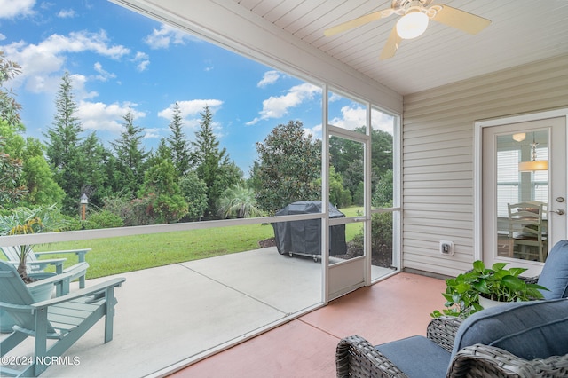 sunroom with ceiling fan