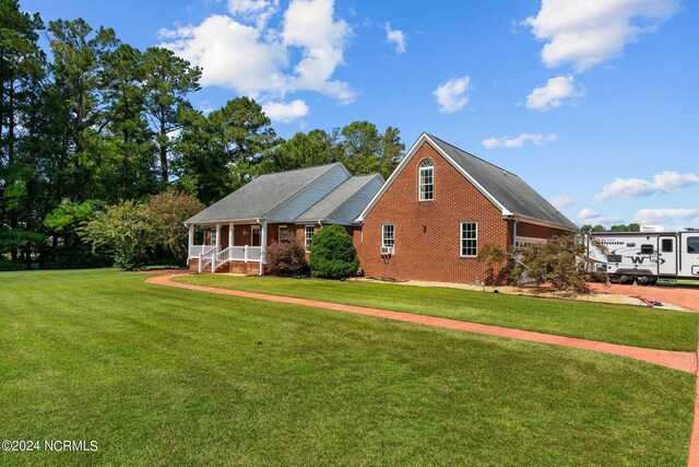 view of front of house featuring a porch and a front lawn