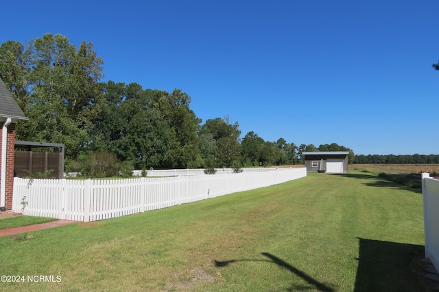 view of yard with an outbuilding