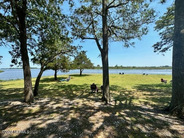 view of yard featuring a water view