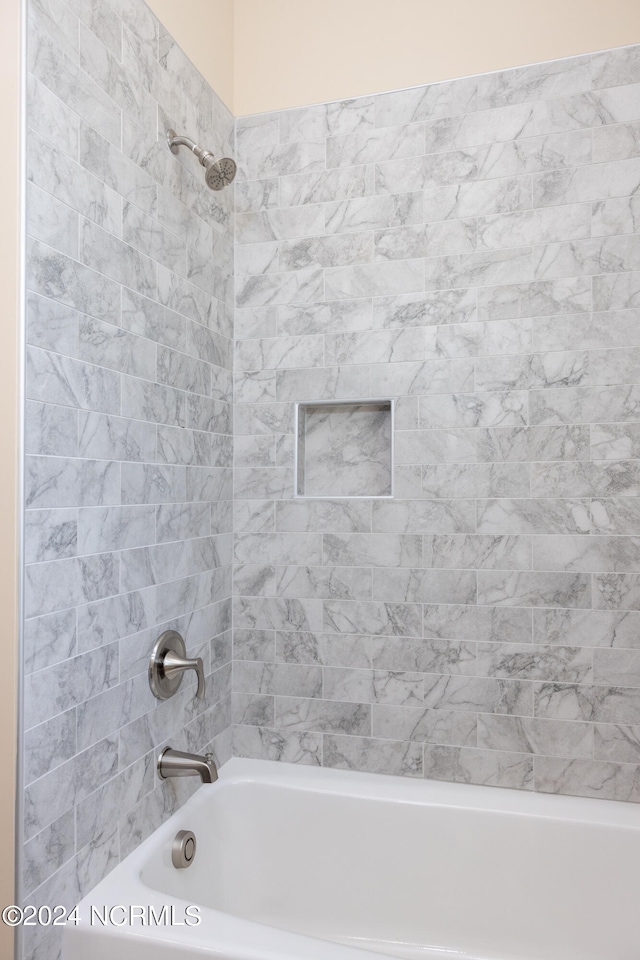 bathroom with tiled shower / bath combo