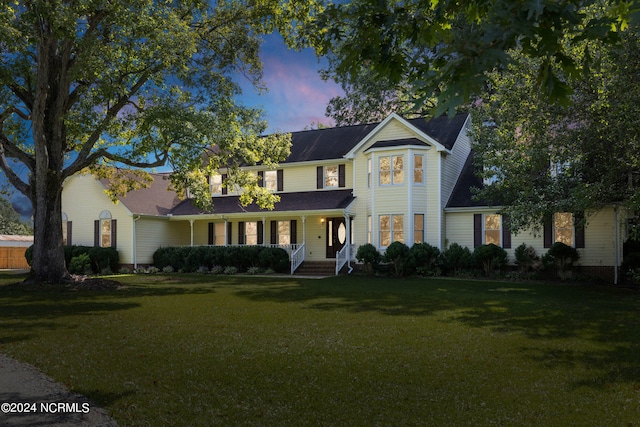 view of front facade featuring a lawn