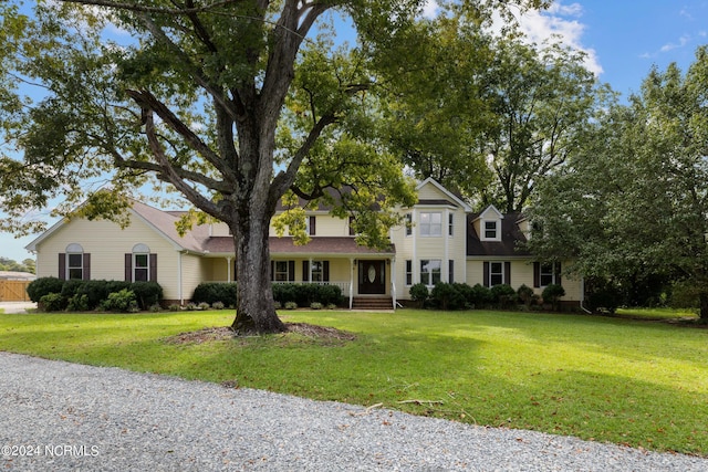 view of front facade with a front lawn