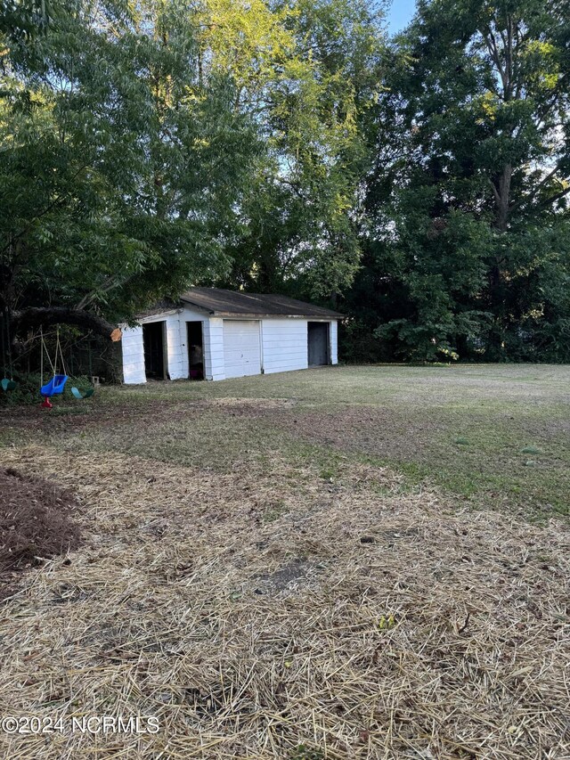 view of yard with an outdoor structure and a garage