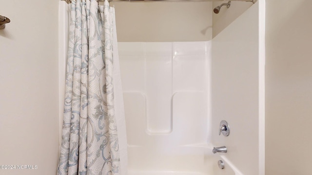 bathroom featuring shower / bath combo