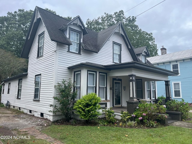 view of front of house with a front lawn and covered porch