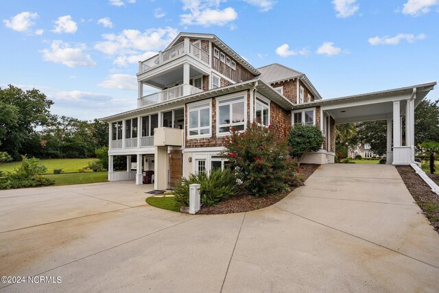 view of front of property featuring a balcony