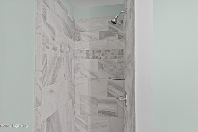 bathroom featuring a tile shower