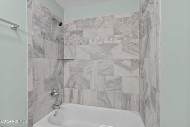 bathroom featuring tiled shower / bath