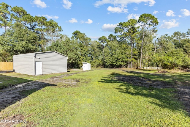 view of yard featuring a storage shed