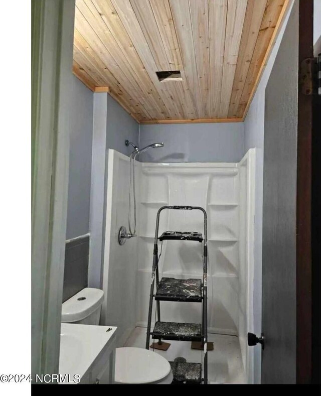 empty room with a textured ceiling, carpet floors, and ceiling fan