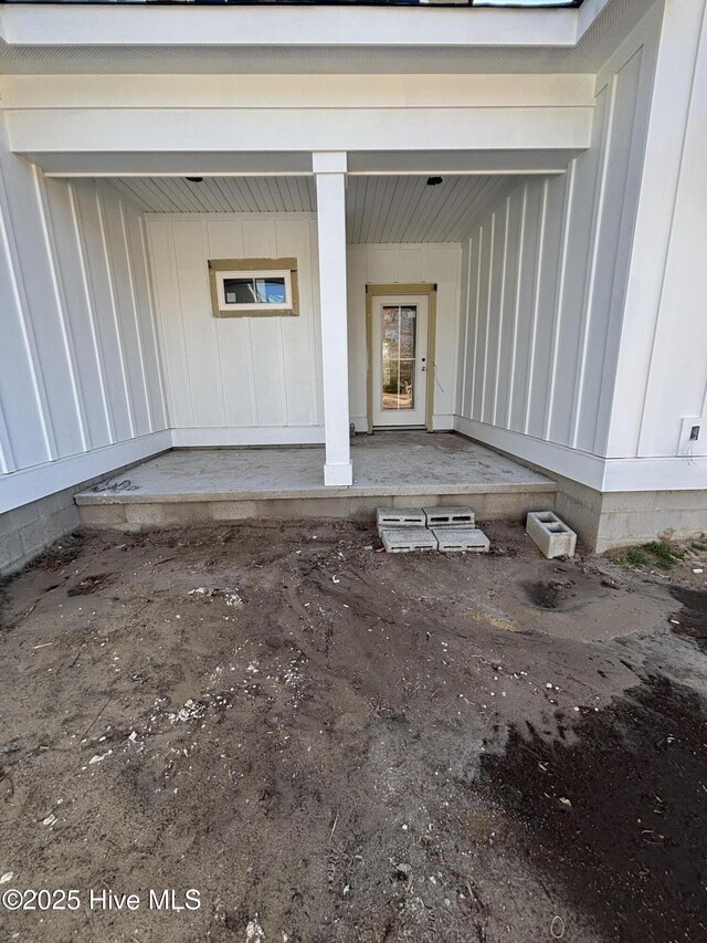 modern farmhouse featuring a front yard