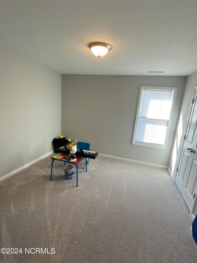 unfurnished room featuring carpet flooring