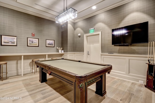 game room with light hardwood / wood-style floors, crown molding, and billiards