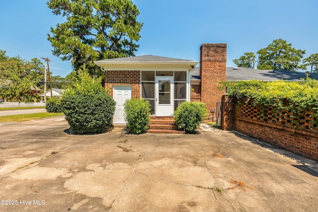 exterior space with ceiling fan