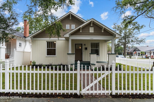 view of front of property featuring a front lawn and covered porch