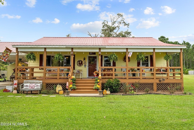 view of front facade featuring covered porch and a front yard