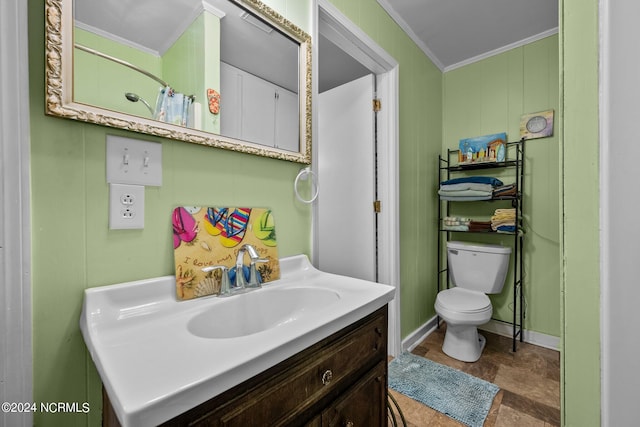 bathroom with a shower with curtain, crown molding, vanity, and toilet