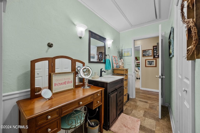 laundry room featuring ornamental molding and sink