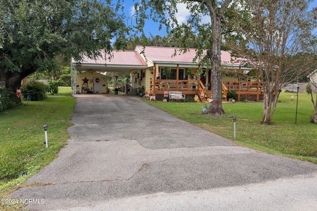 view of front of home featuring a carport and a front yard