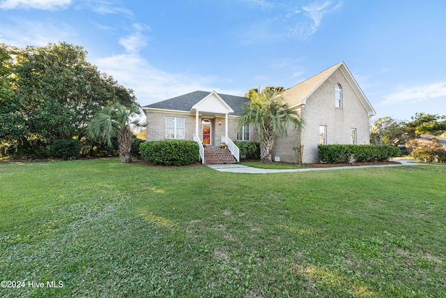 view of front of home featuring a front lawn