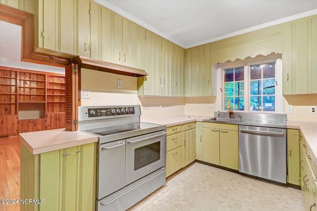 kitchen featuring green cabinetry, stainless steel appliances, light wood-type flooring, ornamental molding, and sink