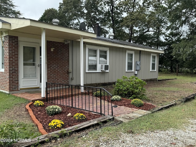 view of front of home featuring covered porch and a front yard