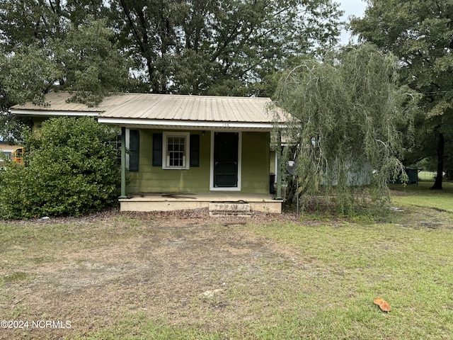 view of front of house with a front lawn and covered porch