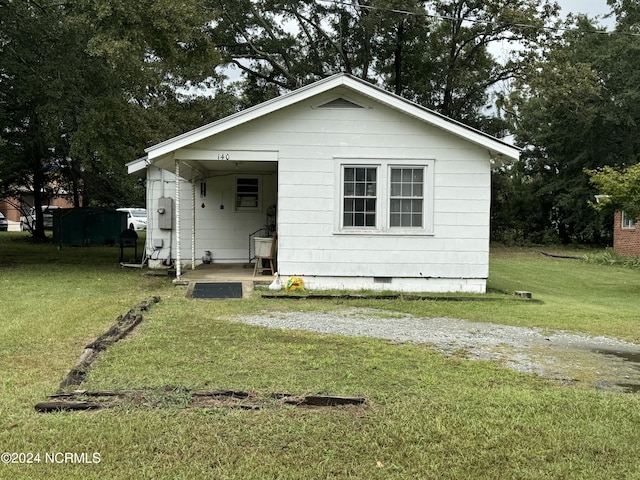 bungalow-style house with a front yard