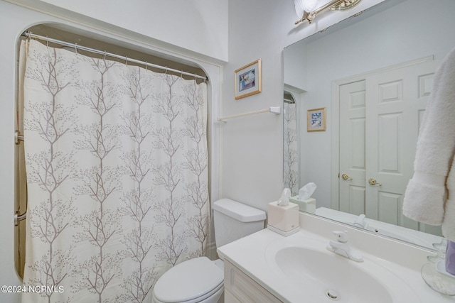 bathroom with a shower with curtain, vanity, and toilet