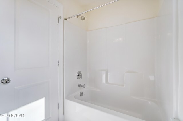 bathroom with bathtub / shower combination