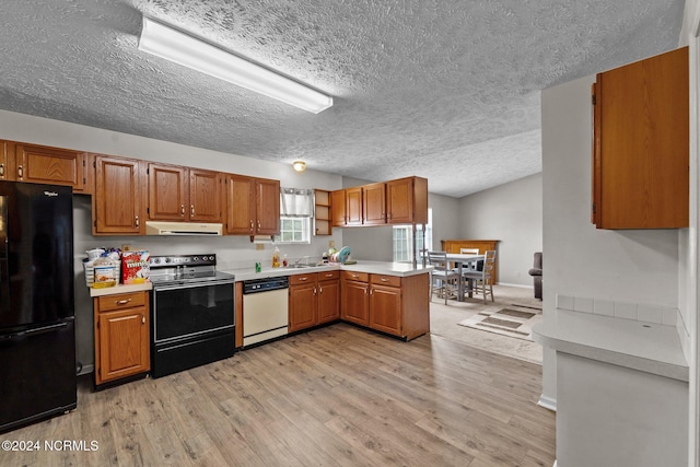 kitchen with black fridge, electric range oven, light wood-type flooring, dishwasher, and kitchen peninsula